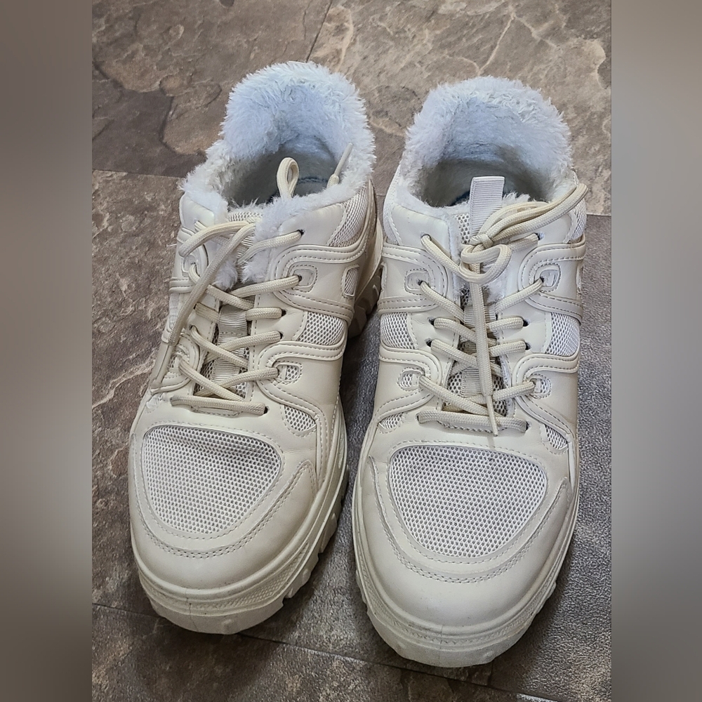 Shoe Dazzle Cream Sneakers with Faux Fur Lining Size 9 - Picture 4 of 4